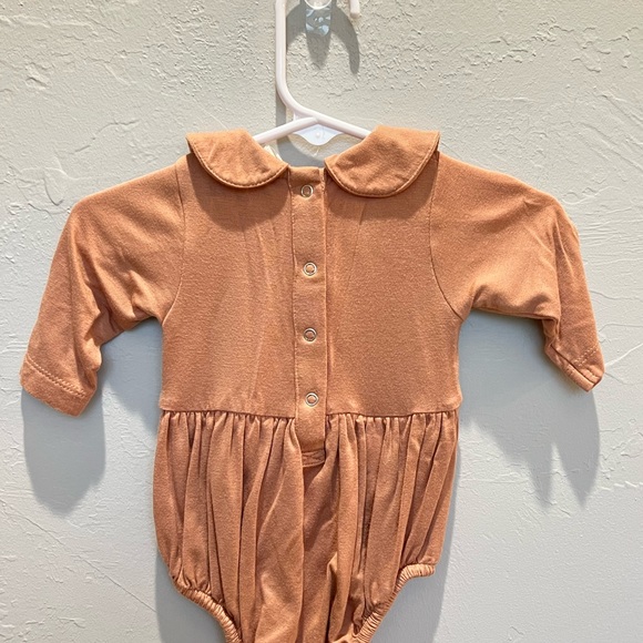 Kate Quinn bamboo Peter Pan collar bubble onesie and matching headband 0-3 mo - Picture 2 of 4